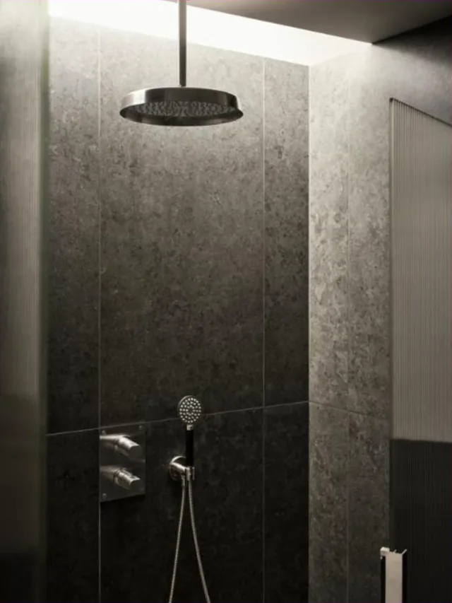 Mörk dusch klädd i Bricmate J Azul Grey granitkeramik med takdusch i borstat stål